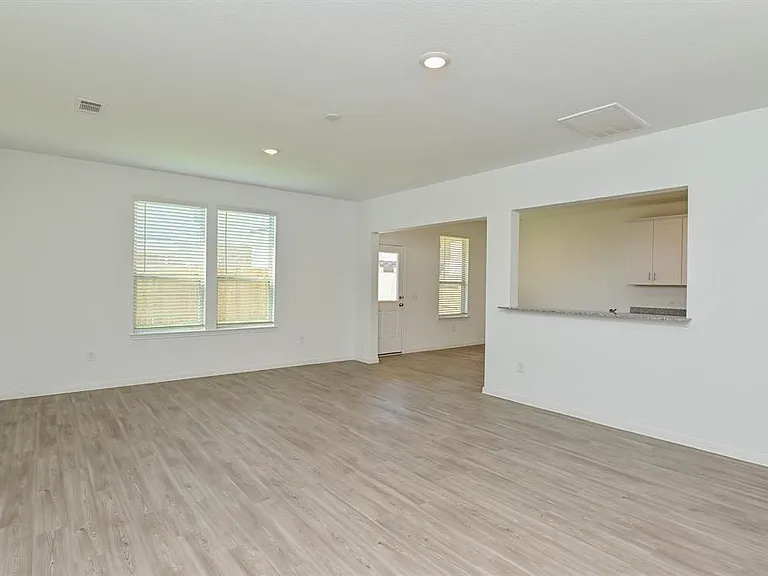 1005 Greenshank Dr — Photo 3