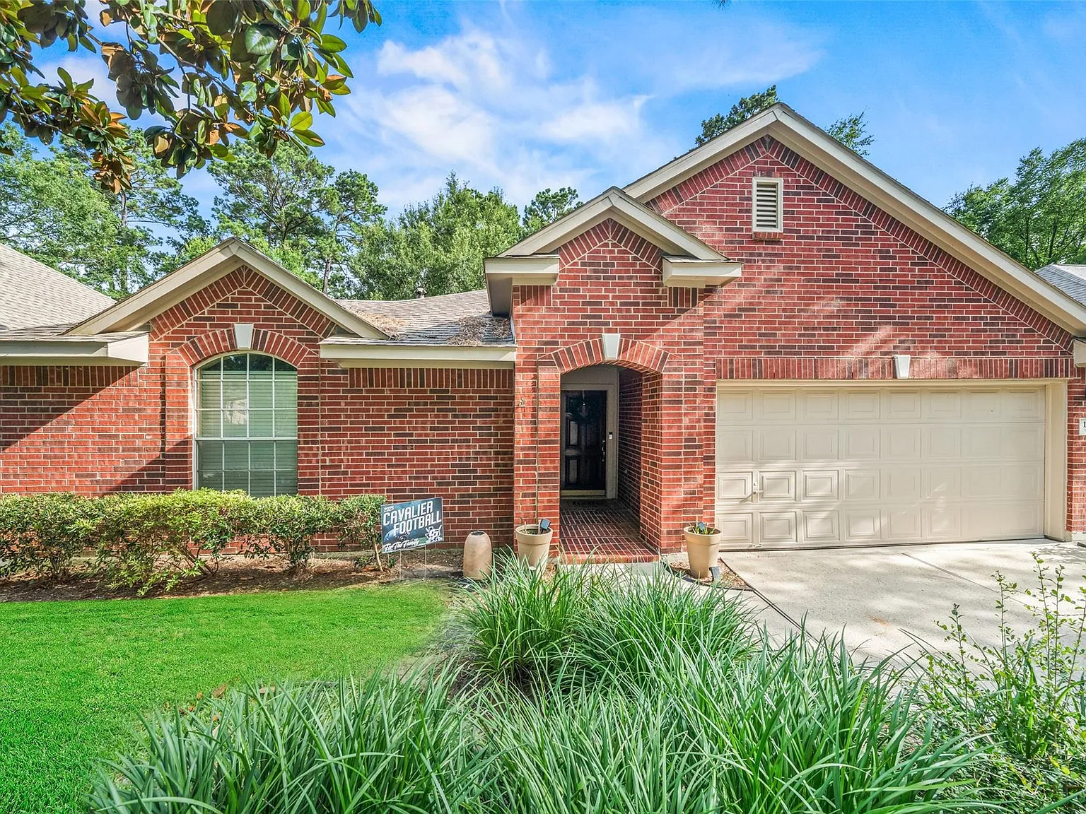 3 bed, 2.0 bath, 1639 sqft, $2,100 — Photo 1