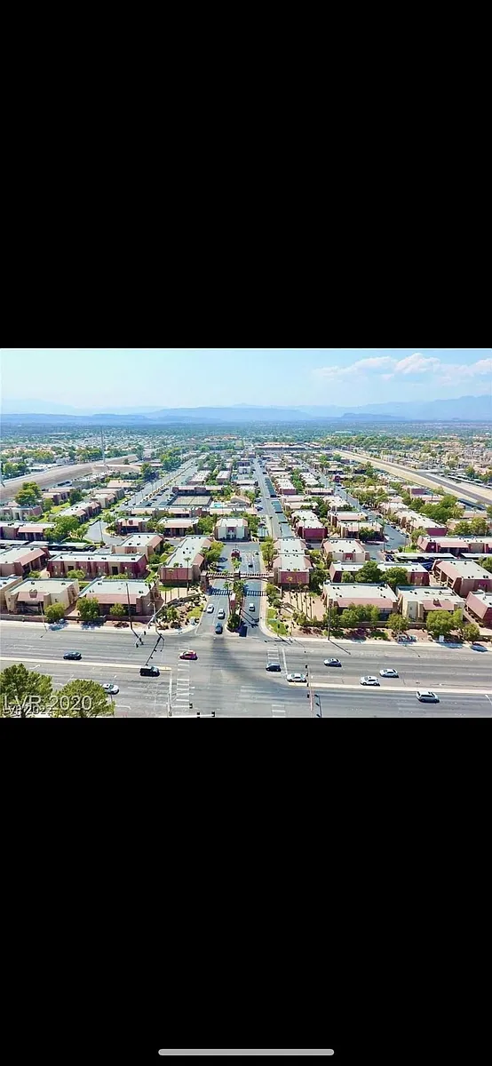 Building Photo - River Glen Dr