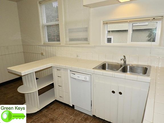 Kitchen - Kitchen sink and dining area