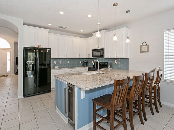 Features casual dining