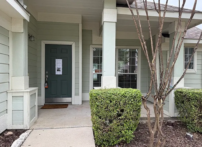 413 Hilltop Dr — Photo 2