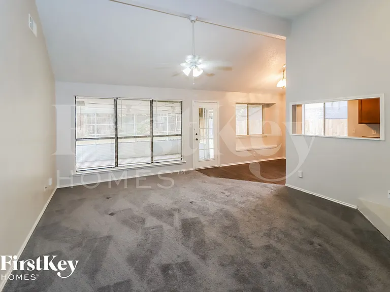 3200 Creekwood Ln — Photo 4