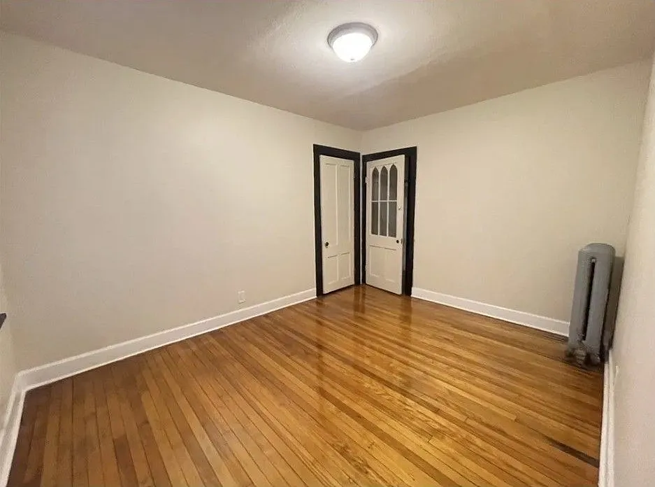 3 bed, 1.0 bath, 1400 sqft, $2,000 — Photo 3