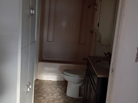 5th image of 611 W 12th St