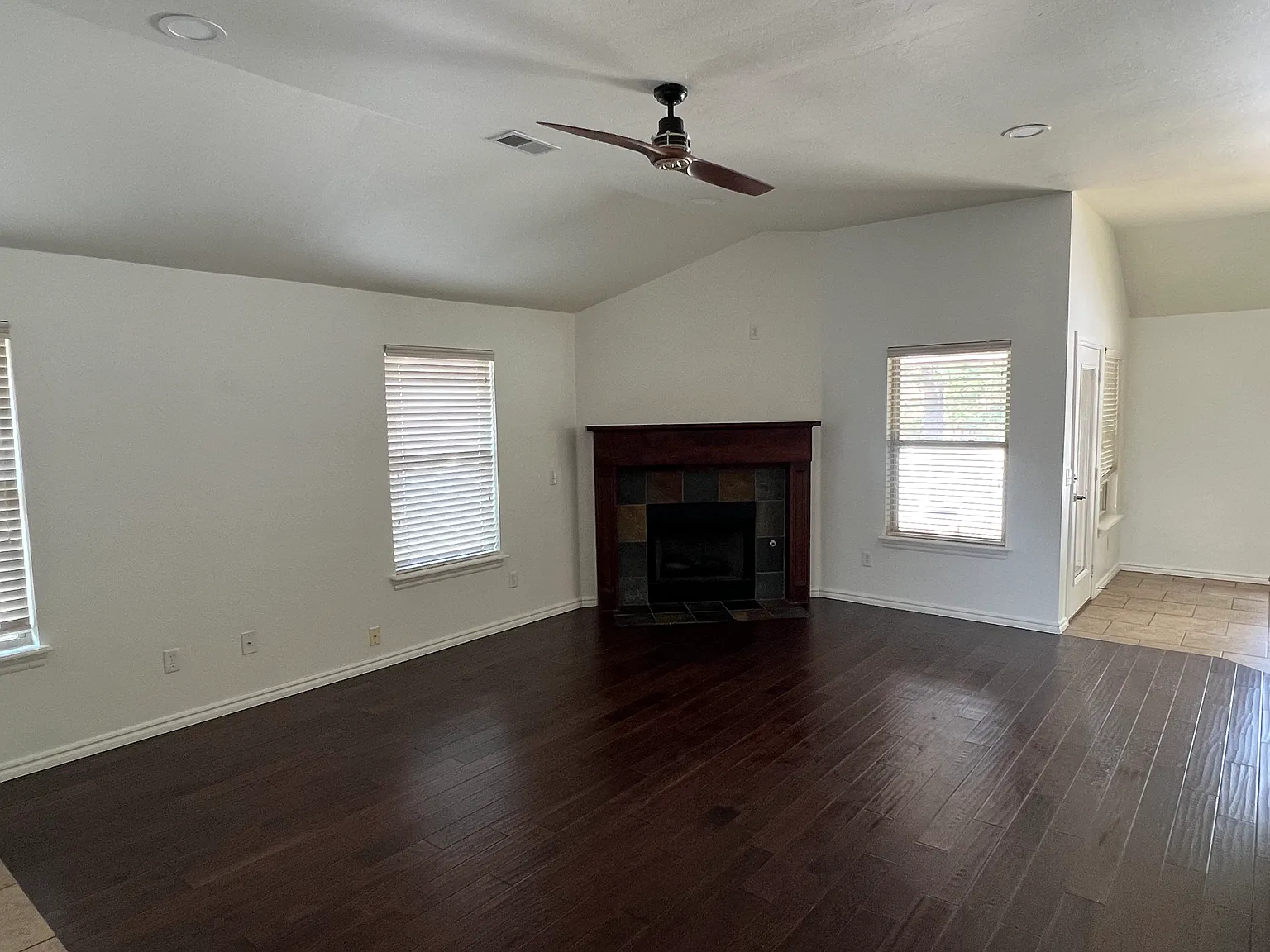 4 bed, 1994 sqft, $2,350 — Photo 2