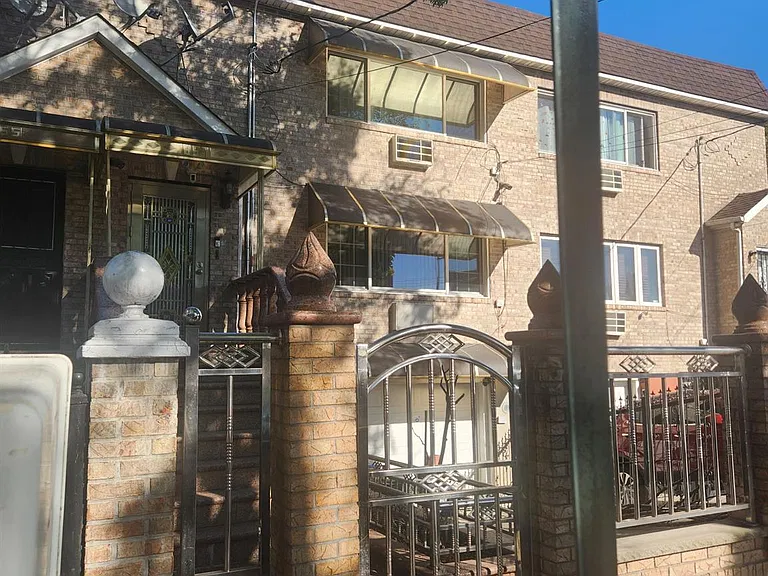 6-bedroom house for sale in East New York-New Lots