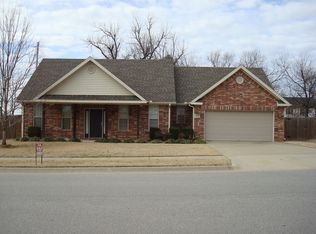 2201 N Hidden Creek Dr, Fayetteville, AR 72704
