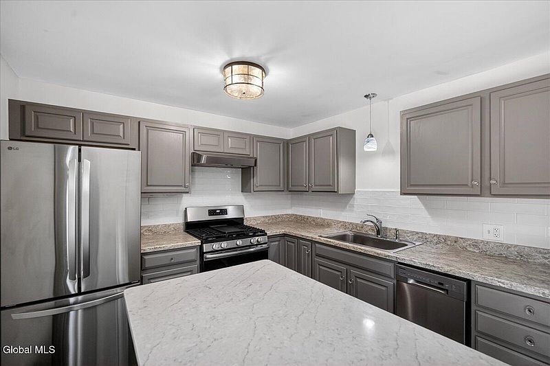 4th image of 65 Curt Boulevard