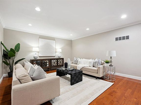 5th image of 326 Morristown Ct