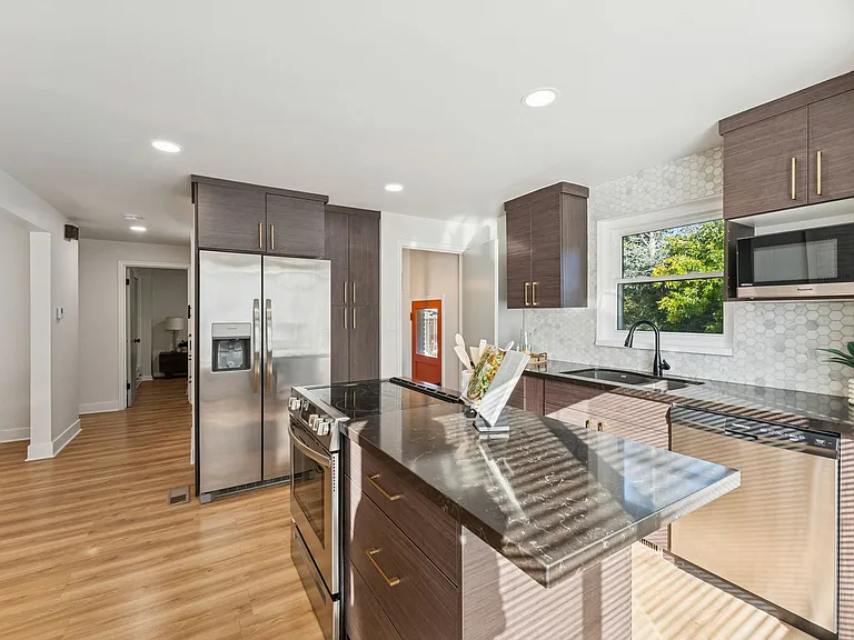 1023 E Millbert Ave — Photo 6