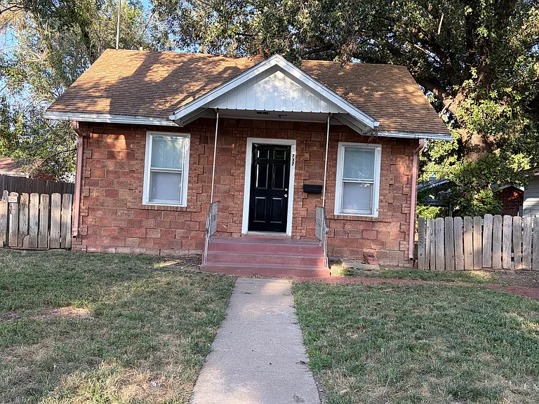737 Hancock Ave — Photo 1