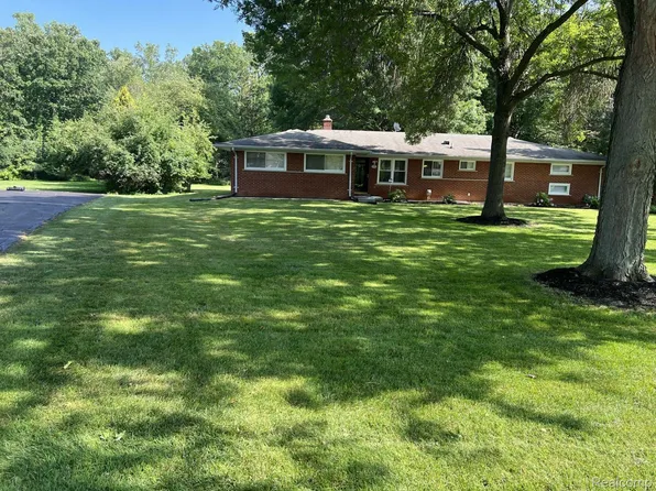 28064 E Kalong Cir, Southfield, MI 48034