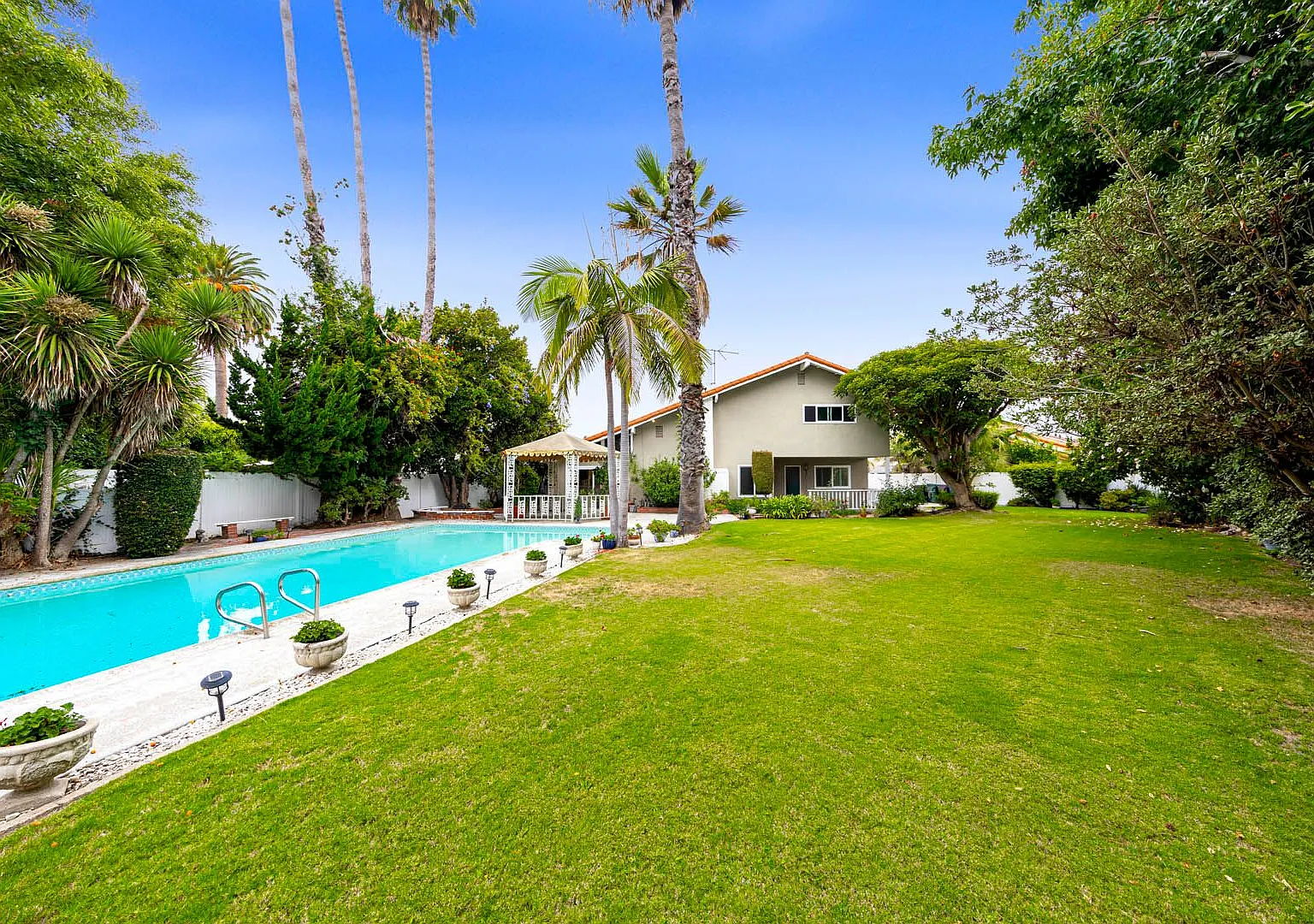 4 bed 3 bath POOL on HUGE Lot! — Photo 3