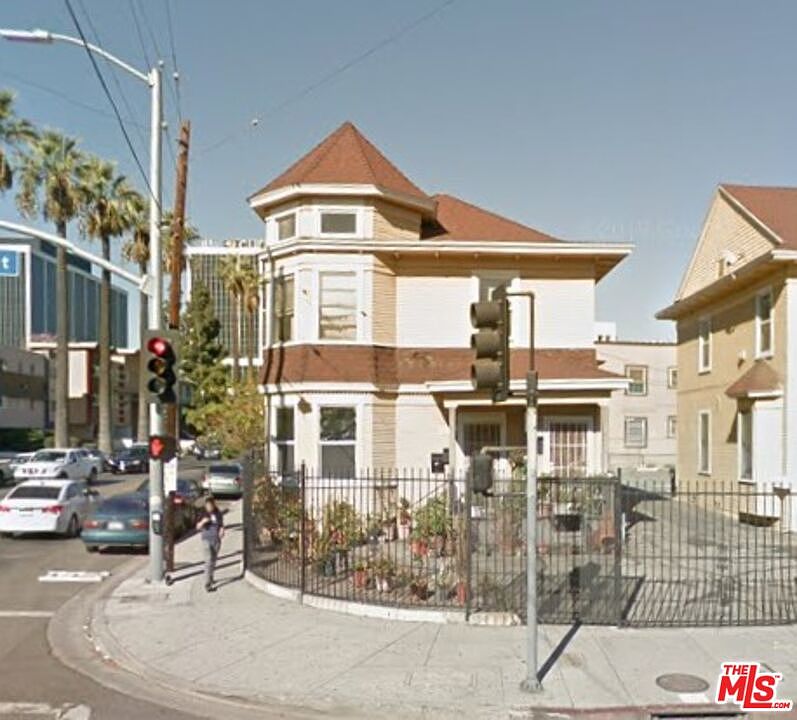 1st image of 1553 W 11th St