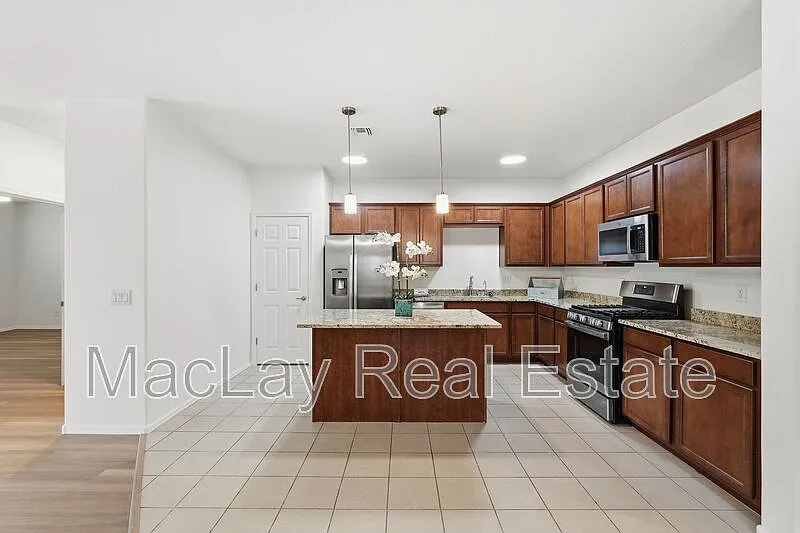 4 bed, 2.0 bath, 1805 sqft, $1,950 — Photo 2
