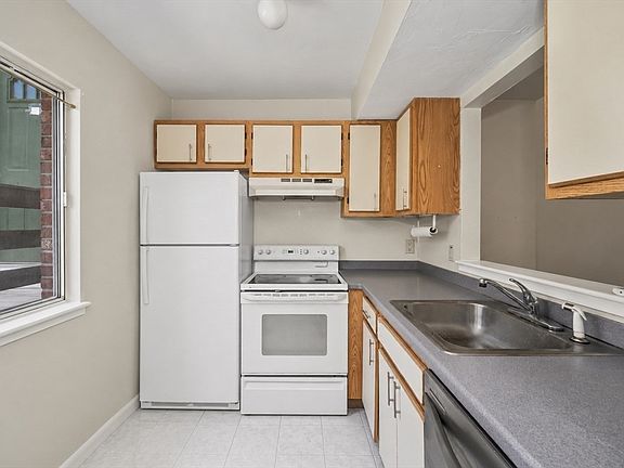 5th image of 235 Lake St Unit D