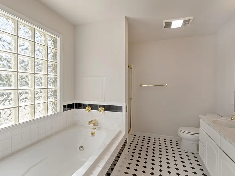 1081 Wintergreen Ln — Photo 31