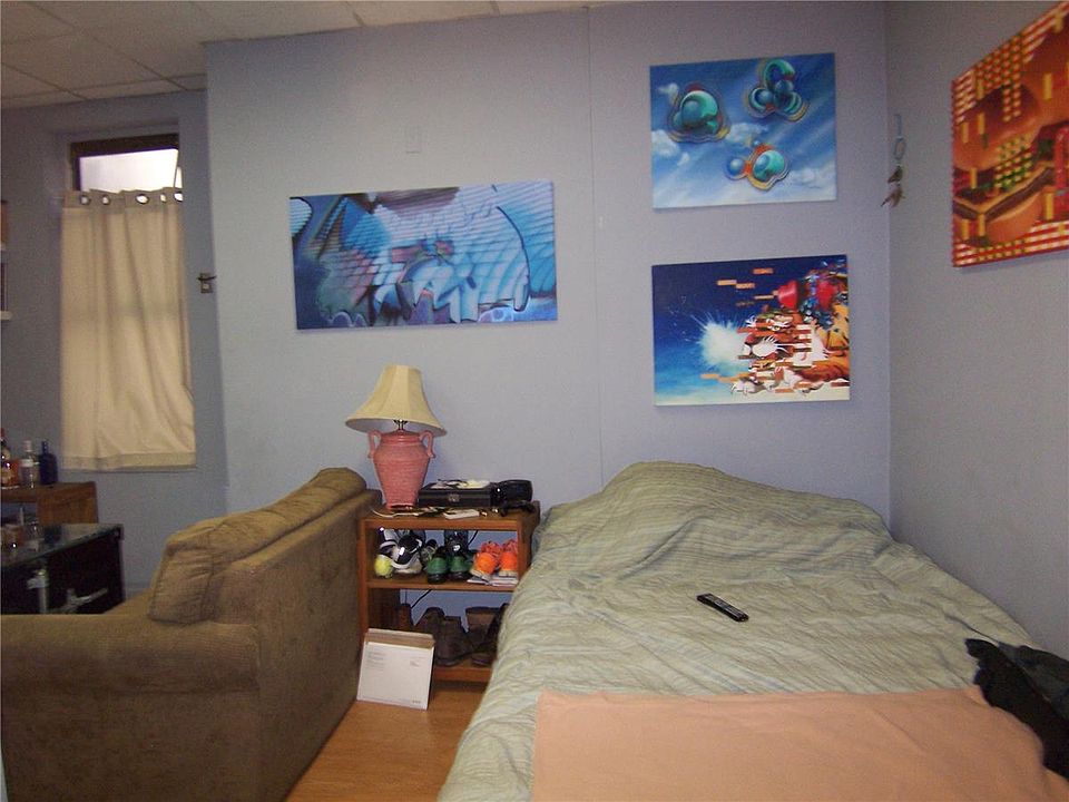 2nd image of 158 Grand St Rm 205