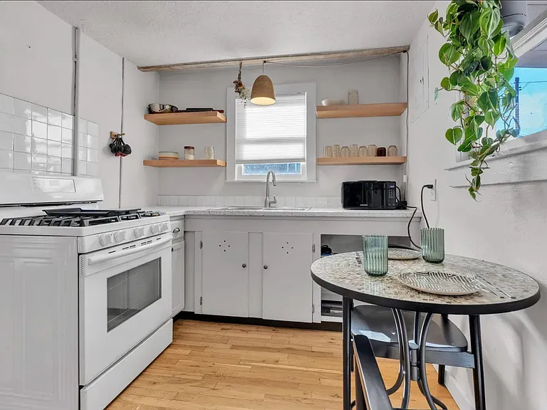 910 Headingly Ave NW — Photo 2
