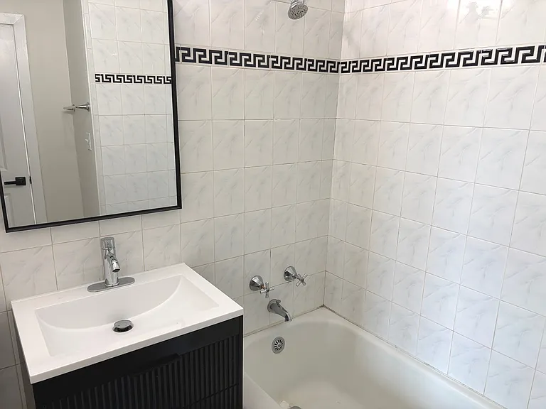 2610 W Balmoral Ave #402 — Photo 8