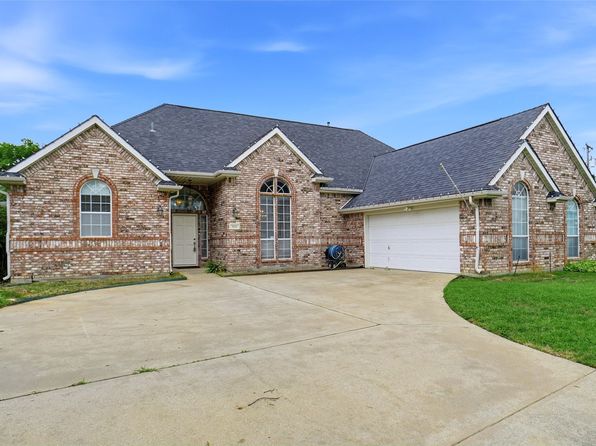 1620 Oak Creek Dr, Hurst, TX 76054