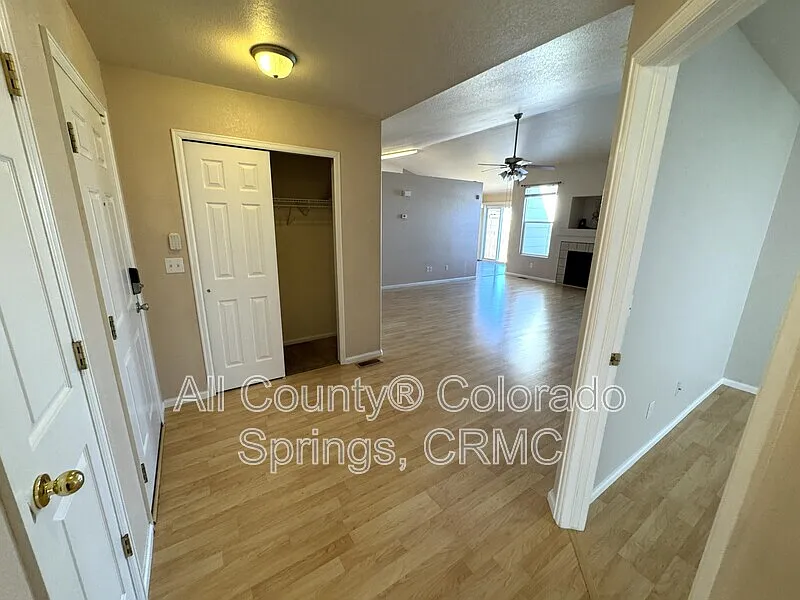 3 bed, 2.0 bath, 1466 sqft, $2,100 — Photo 2
