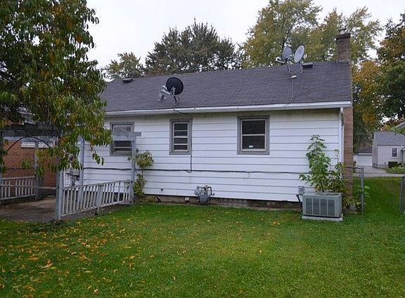3rd image of 639 Greenbay Ave
