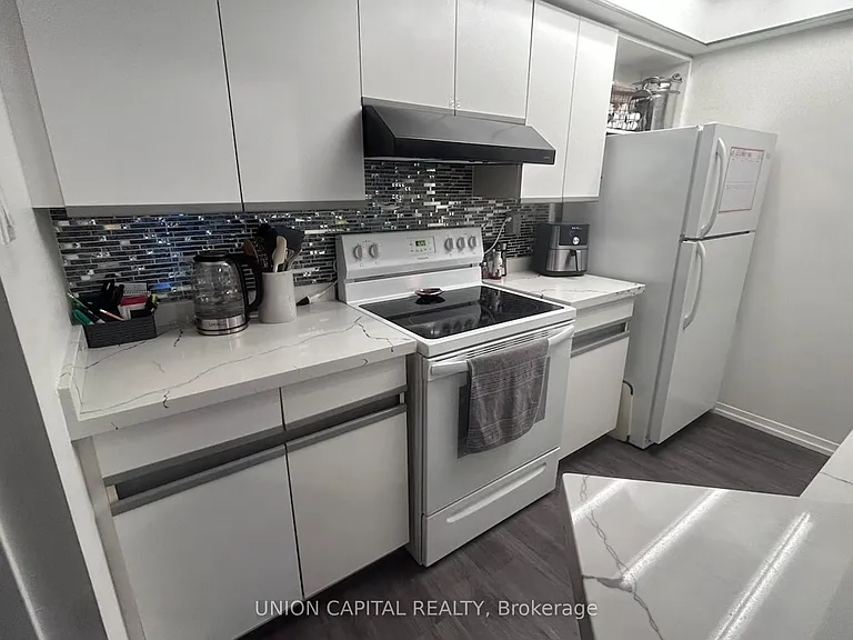 1001 Bay St #1009 — Photo 6