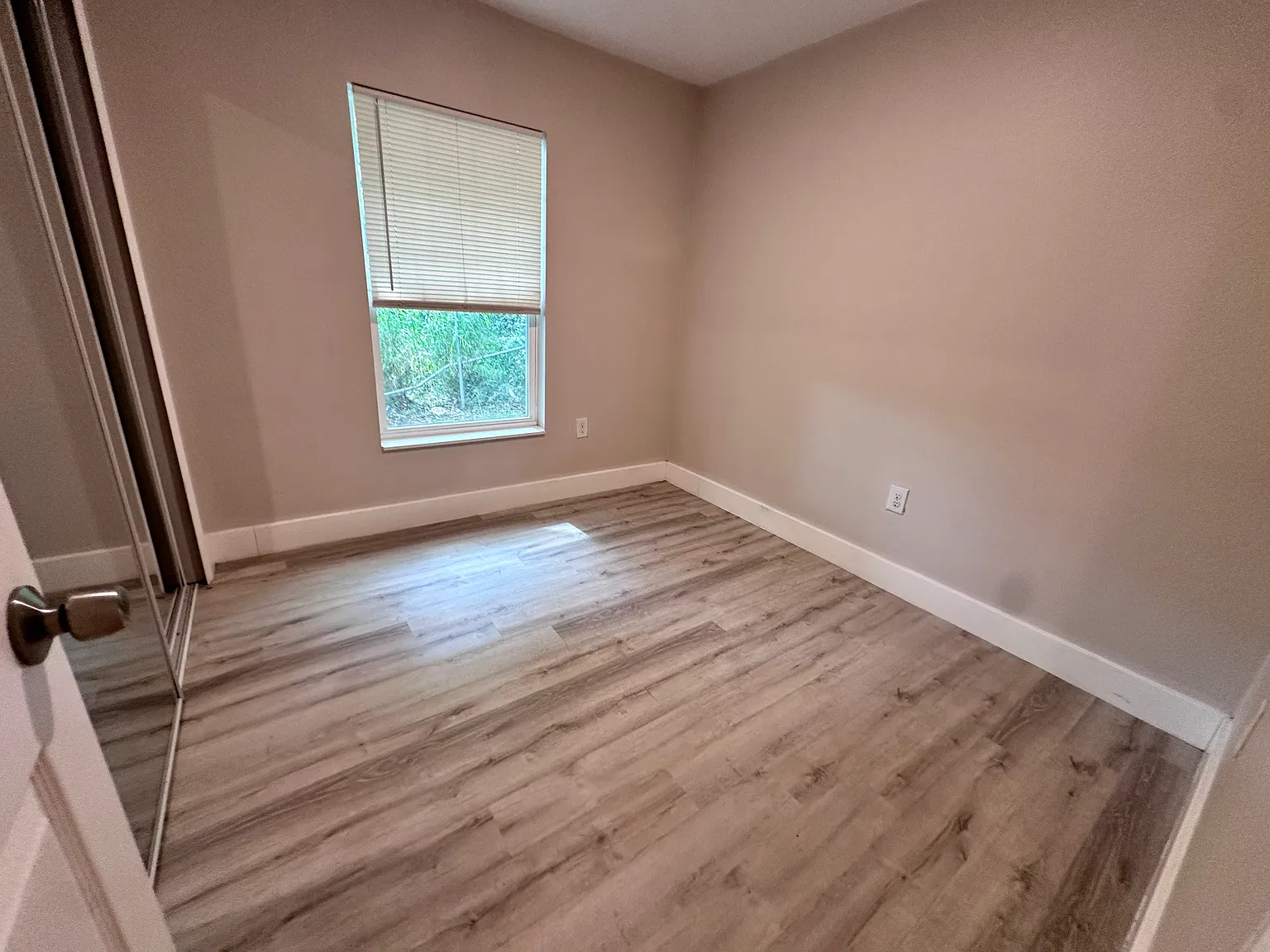 2 bed, 700 sqft, $1,350 — Photo 3