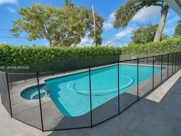 575 NE 179th Dr, North Miami Beach, FL 33162