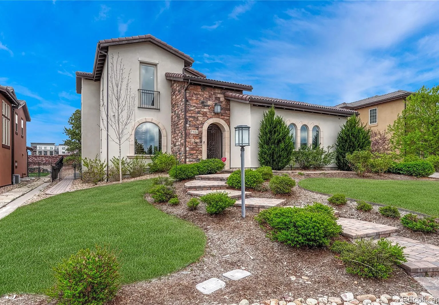 6 bed, 6.5 bath, 6301 sqft, $9,500 — Photo 1
