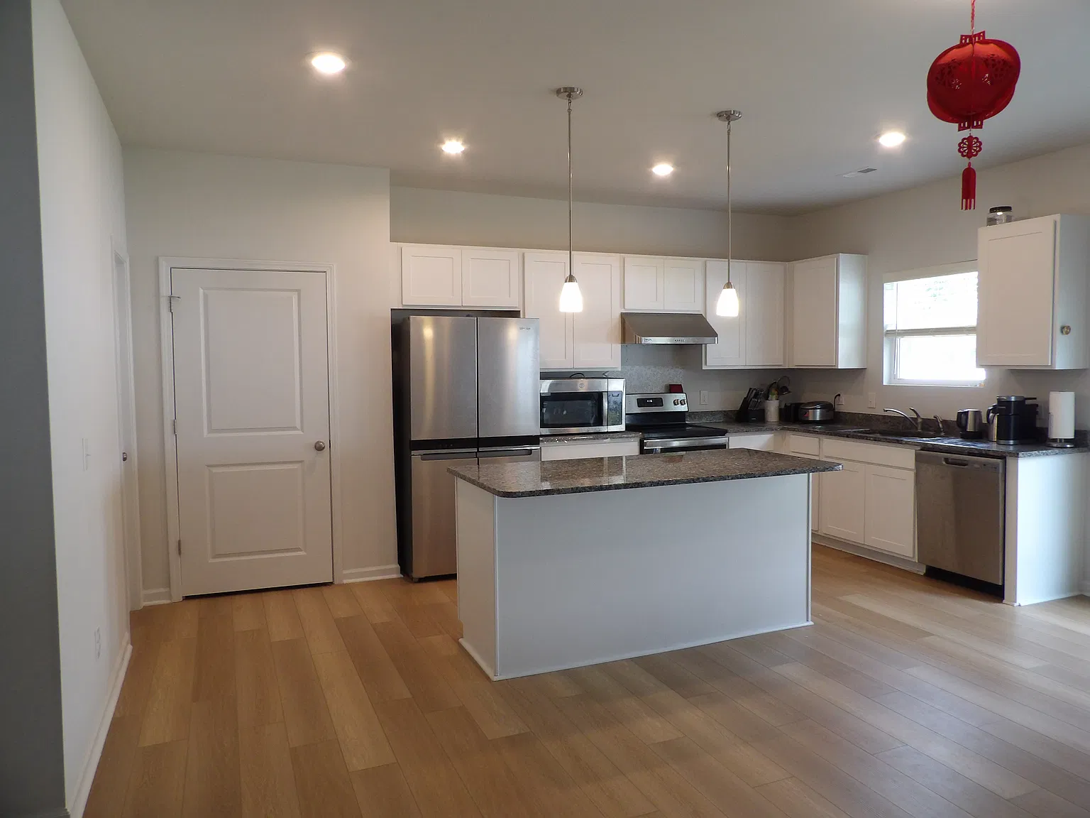 4 bed, 2241 sqft, $2,300 — Photo 4