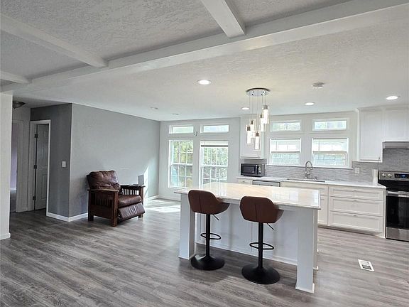 4th image of 304 N Walnut Dr