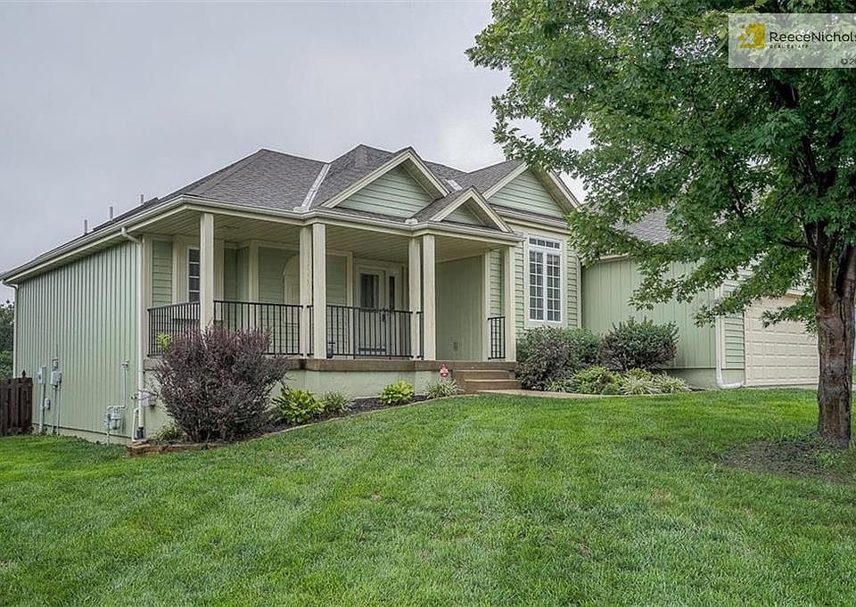 Welcome Home to low-maintenance and easy ranch-style living!