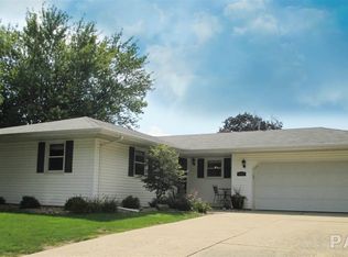 2105 Sierra Dr, Pekin, IL