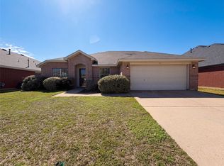 501 W Clover Park Dr, Fort Worth, TX 76140