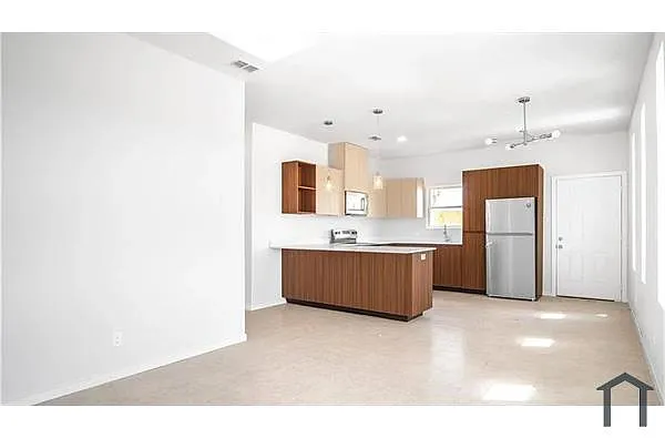 Building Photo - 504 N Onyx Ave