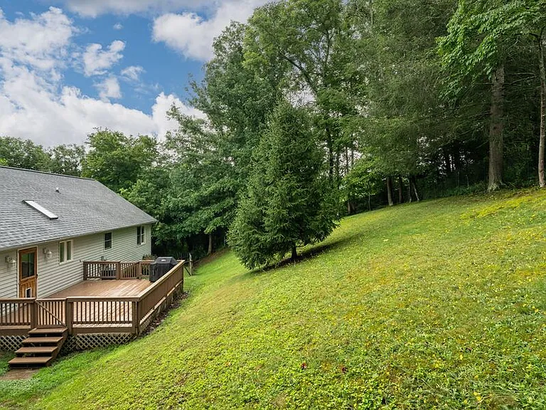 15 Tiffany Ln — Photo 22