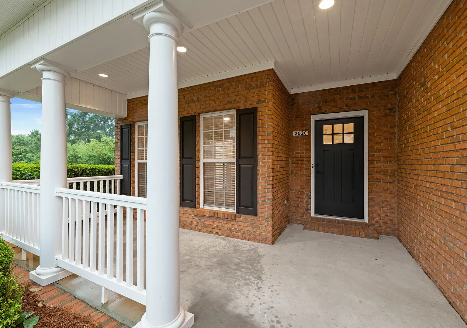 Upgraded Luxury Townhouse — Photo 2