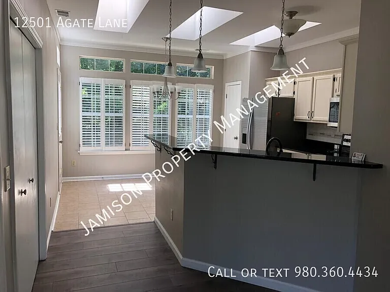12501 Agate Ln — Photo 2