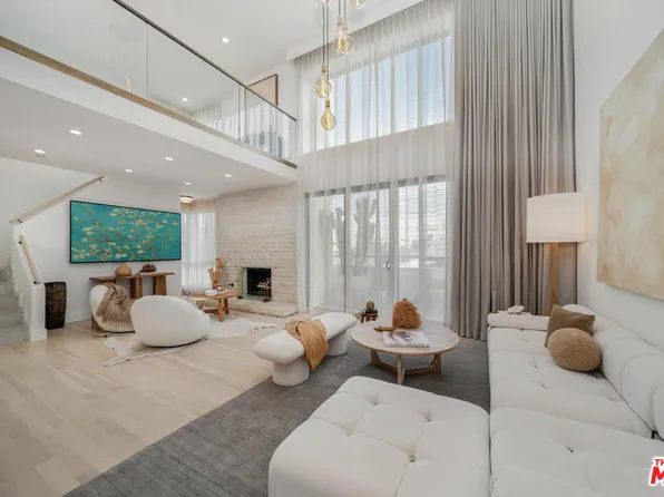 656 N West Knoll Dr APT 303, West Hollywood, CA 90069