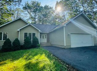 137 Rodeo Dr, Lords Valley, PA 18428