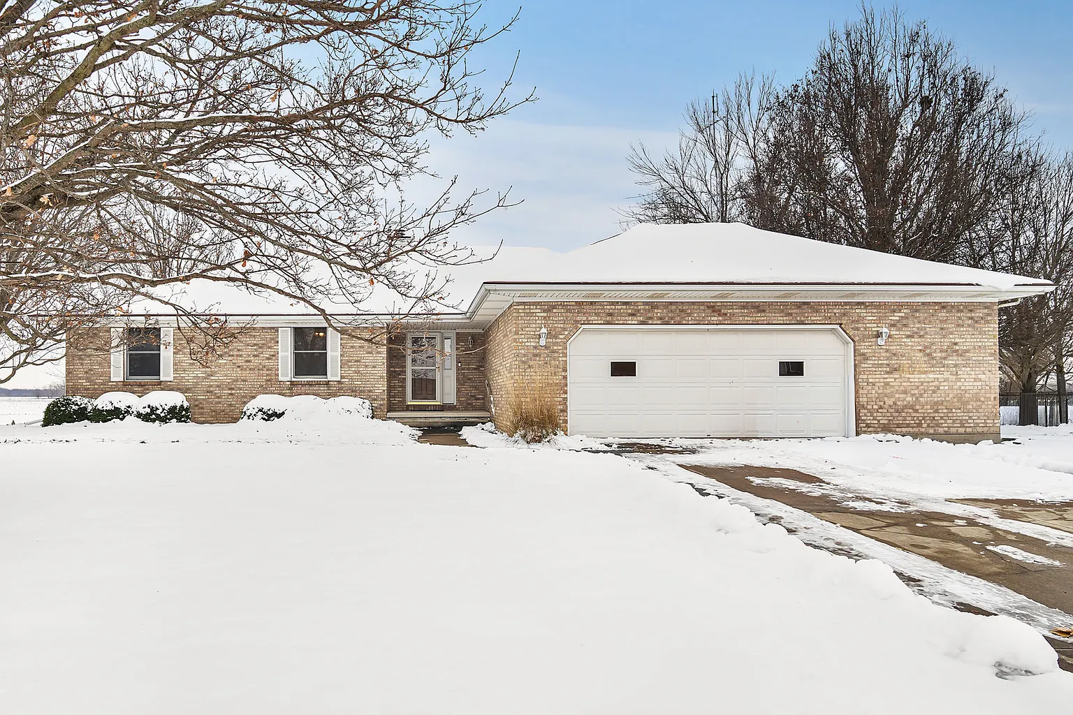 582 Fairway Dr photo 1