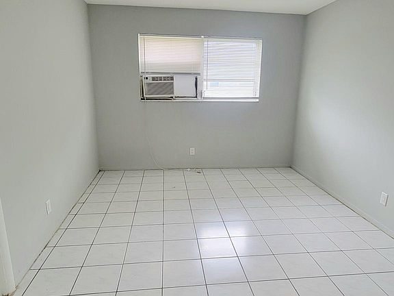 4th image of 1731 NE 60th St APT 4