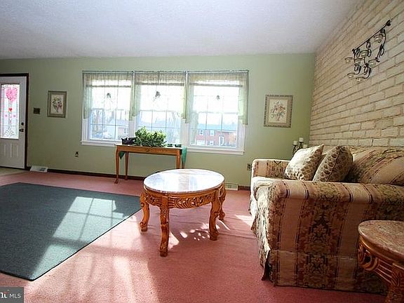 3rd image of 133 E Elgin Ct