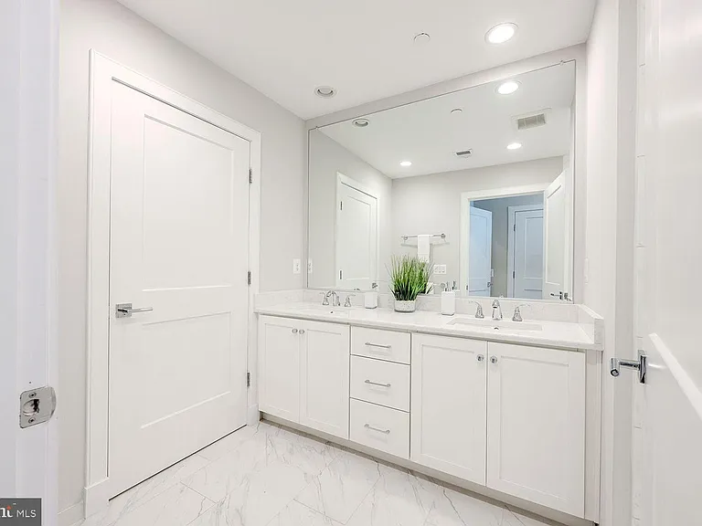 10326 Grosvenor Pl — Photo 32