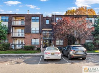 1607 Green Hollow Dr, Iselin, NJ