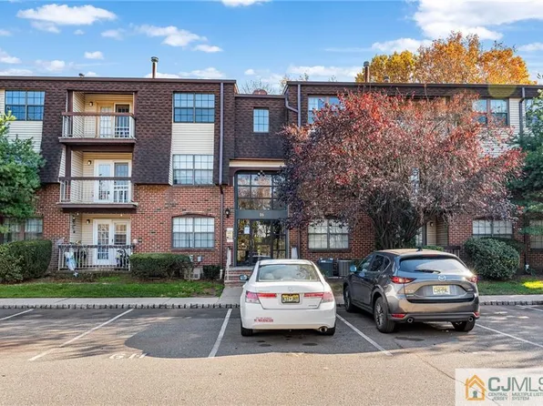 1607 Green Hollow Dr, Iselin, NJ 08830