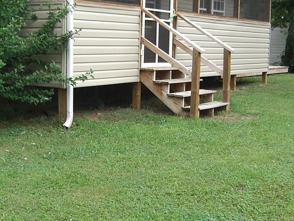 2nd image of 1207 Blossom Ln